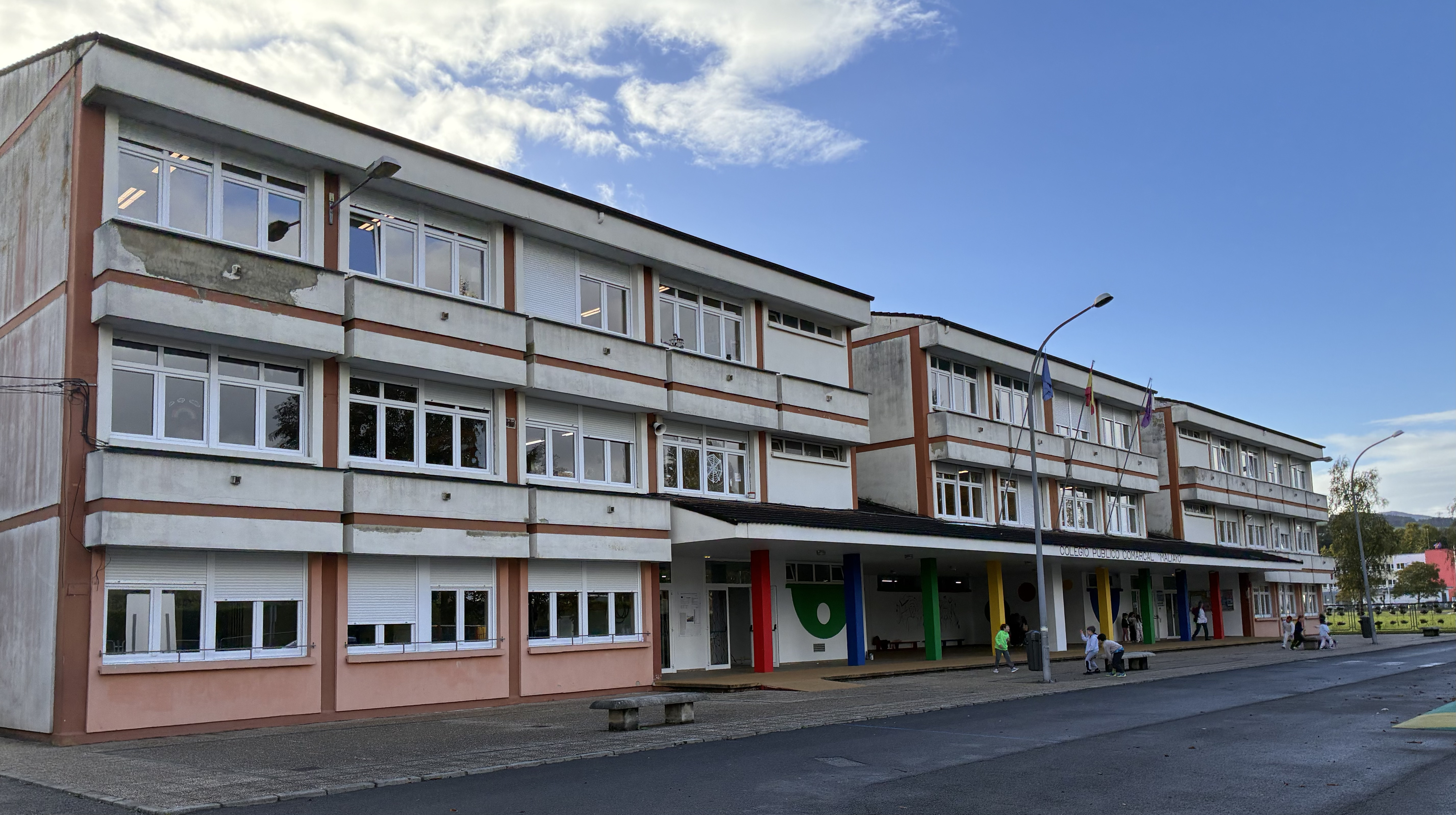 Fachada y entrada del Colegio Público Maliayo de Villaviciosa